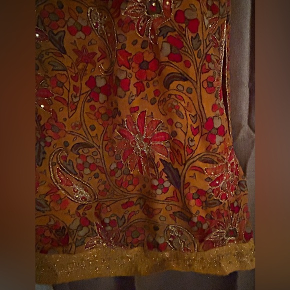 Handmade Stunning Embroidered Saree Tunic with matching scarf - Picture 5 of 10